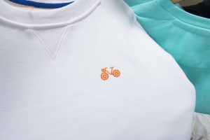 sudadera bicicleta naranja bordado